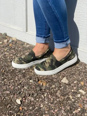 CAMO SLIP ON TENNIS SHOES